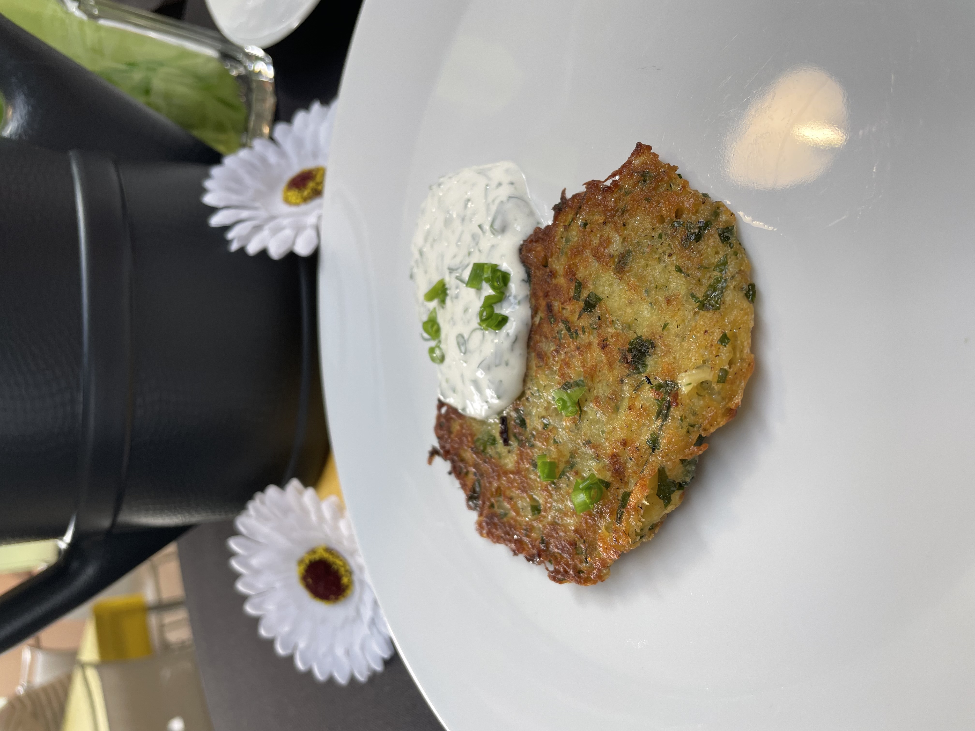 Kartoffelpuffer mit Kräuterschmand
