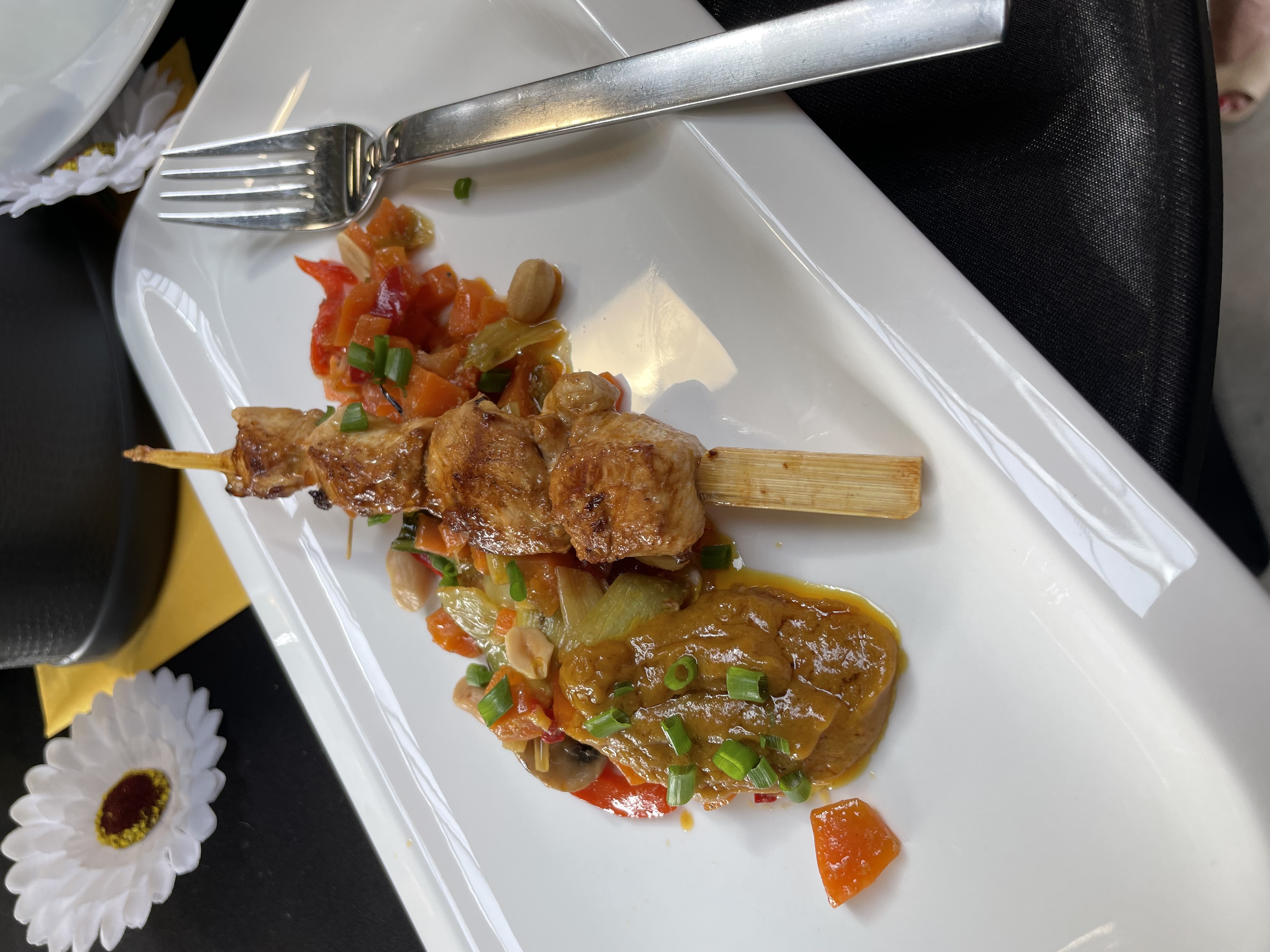 Saté-Spieße mit Thai-Salat