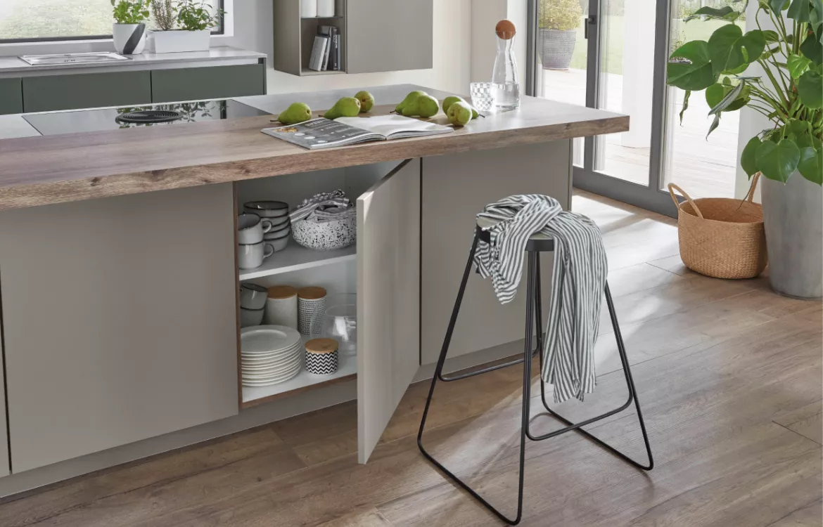 Atrium Trend mit Massivholzarbeitsplatte