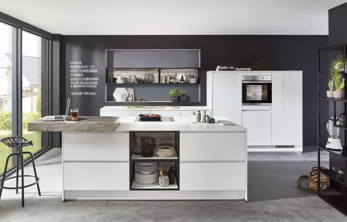 Einbauküche mit Demi-Element und einladender Insel