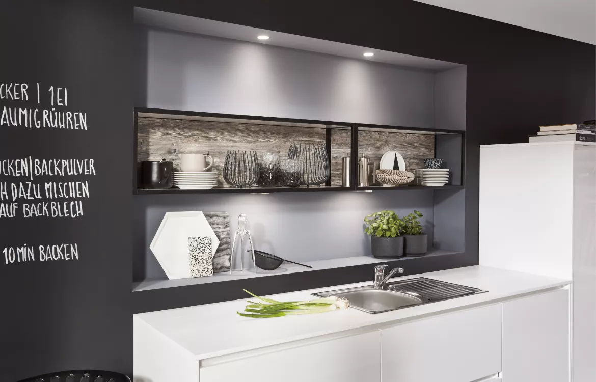 Einbauküche mit Demi-Element und einladender Insel