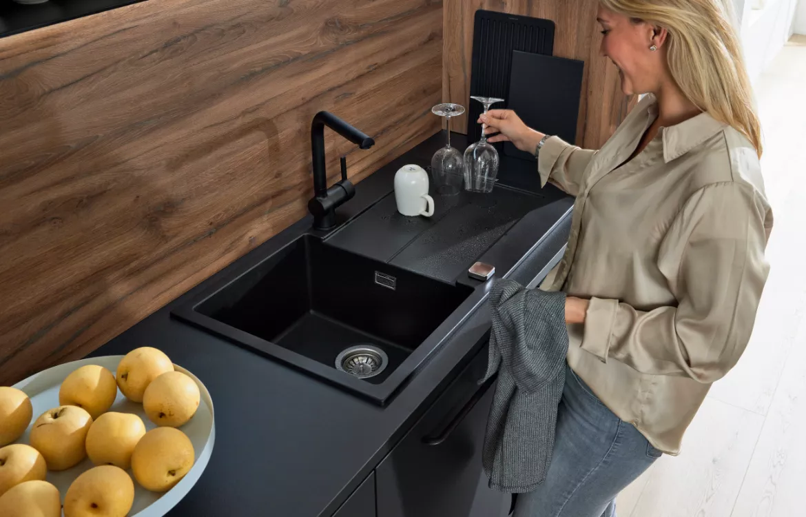 Interliving-Küche schwarz softmatt