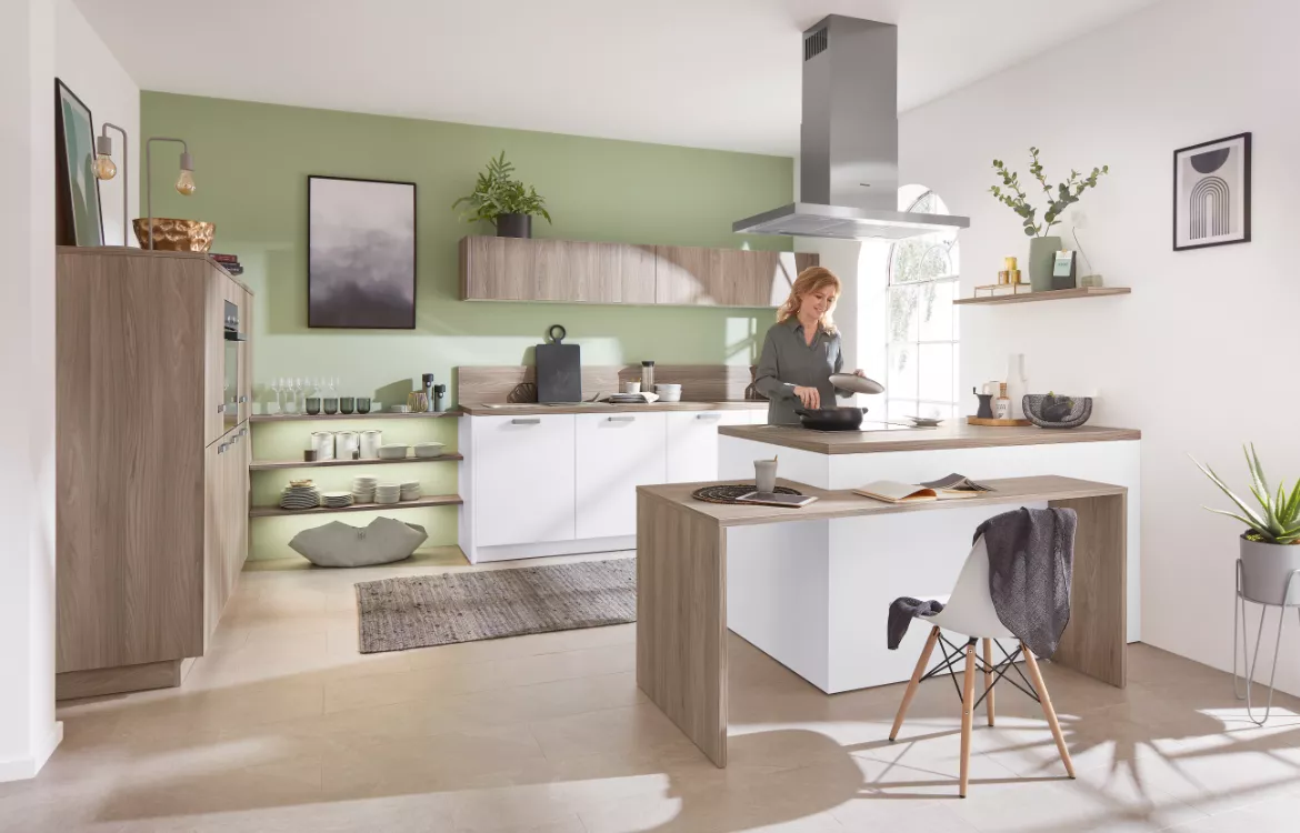 Hochaktuelle Küche mit Raumteiler-Funktion und Essplatzlösung