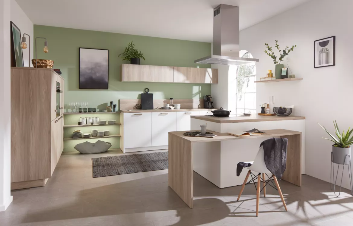 Hochaktuelle Küche mit Raumteiler-Funktion und Essplatzlösung