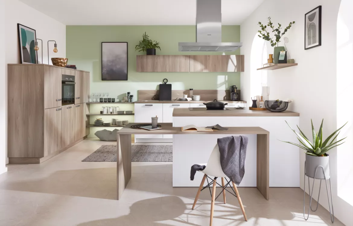 Hochaktuelle Küche mit Raumteiler-Funktion und Essplatzlösung