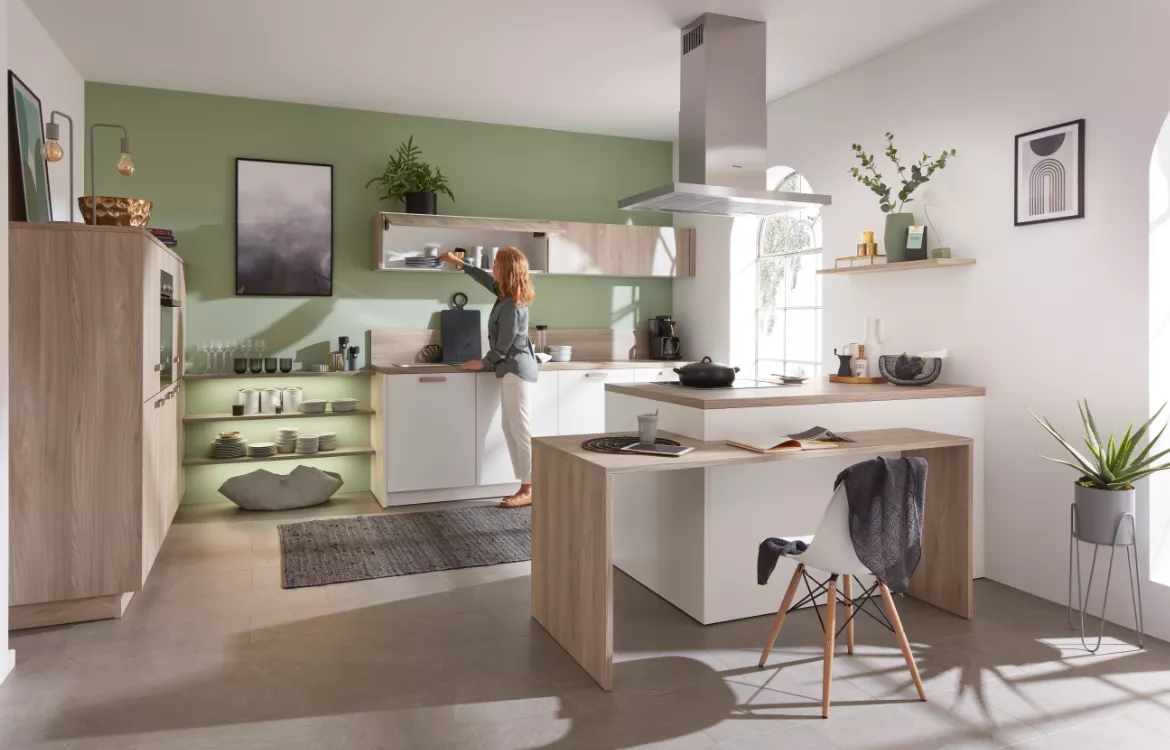 Hochaktuelle Küche mit Raumteiler-Funktion und Essplatzlösung