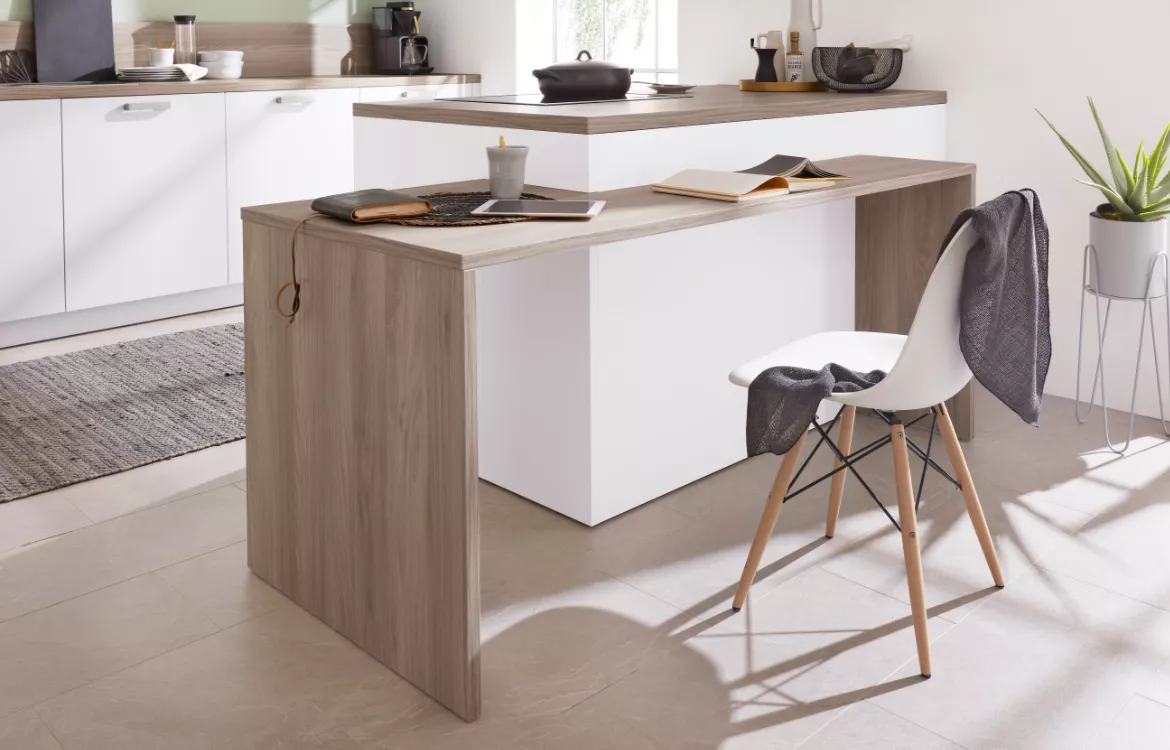 Hochaktuelle Küche mit Raumteiler-Funktion und Essplatzlösung