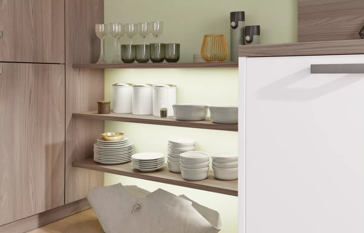 Hochaktuelle Küche mit Raumteiler-Funktion und Essplatzlösung
