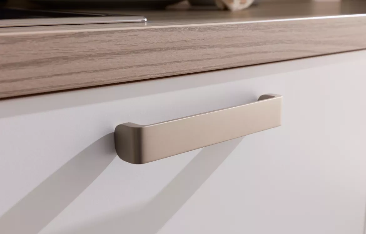 Hochaktuelle Küche mit Raumteiler-Funktion und Essplatzlösung