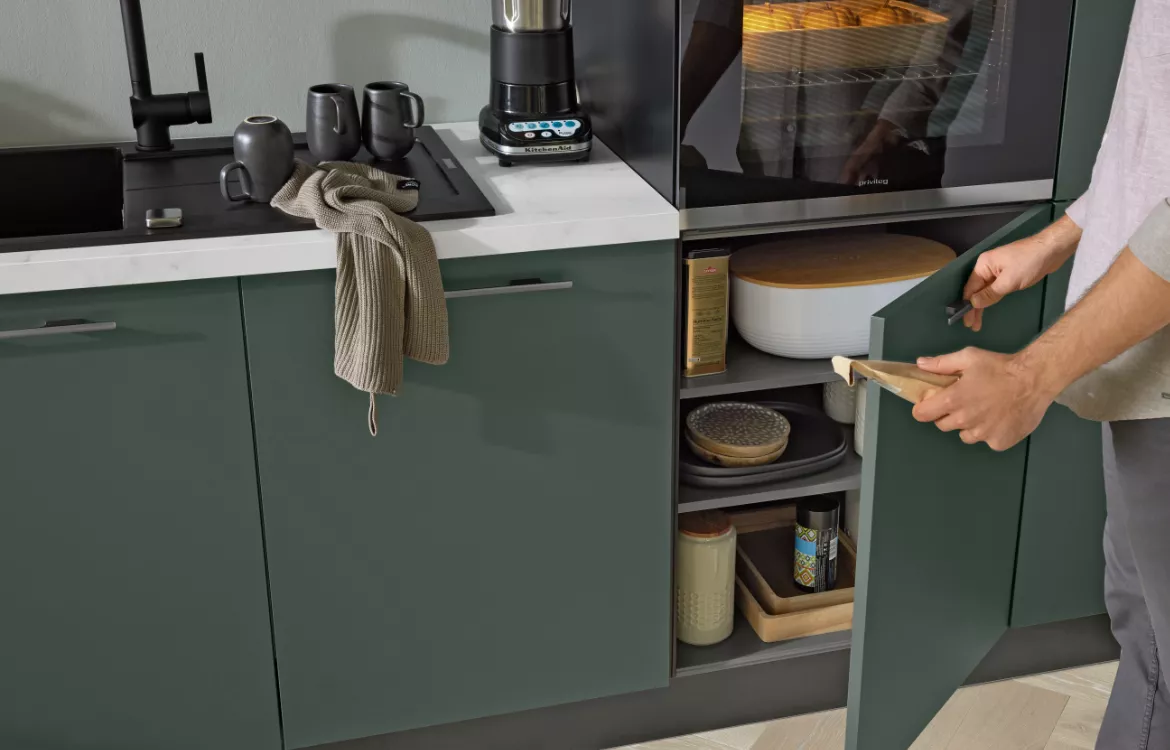 Interliving Küche Serie 3059 Front im Farbton black green