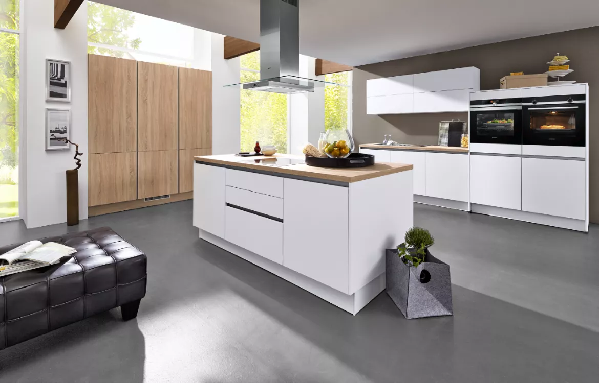 Grifflose Küche mit Kochinsel und weißen Fronten