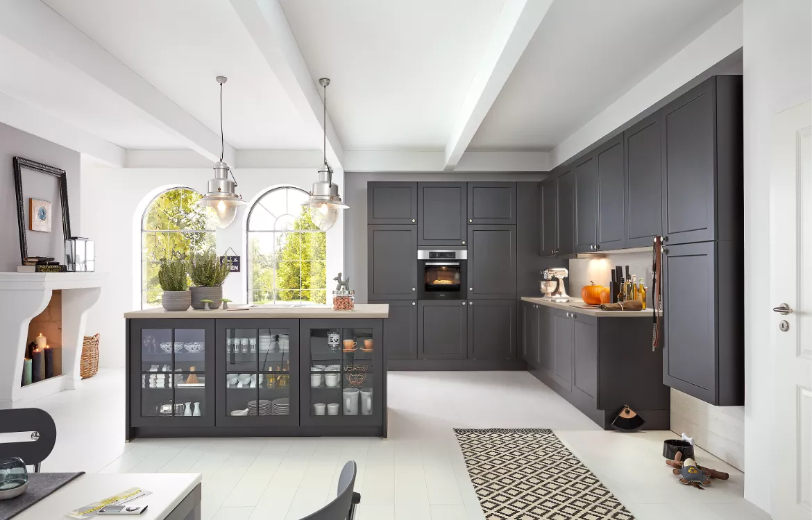 Moderne Landhaus-Küche mit Inselelement