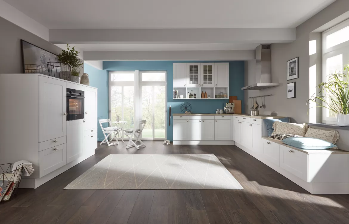 Wohnliche Einbauküche im modernem Landhaus-Stil