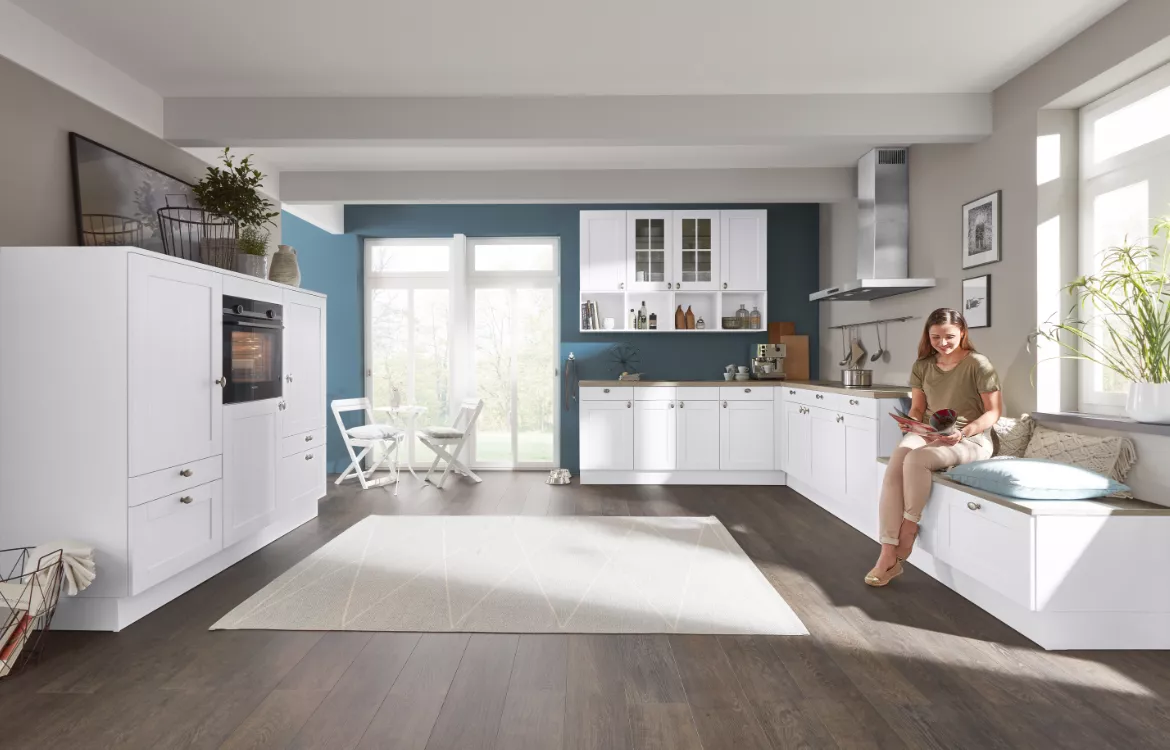 Wohnliche Einbauküche im modernem Landhaus-Stil