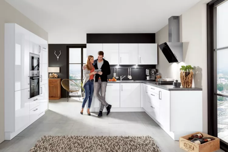 Puristische Designküche in weißem Lack