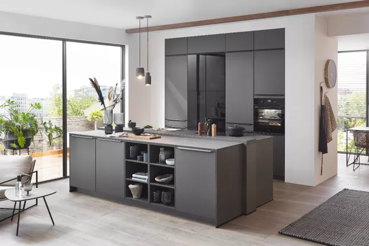 Atrium Trend mit Schwarzglastüren