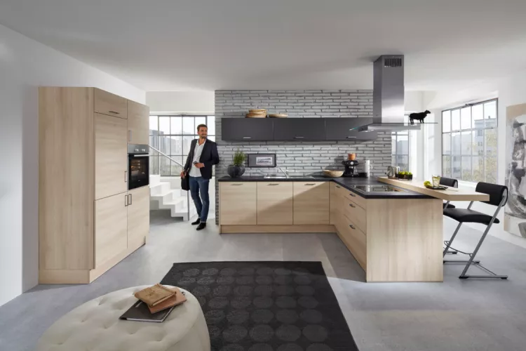 Edle Einbauküche mit aufgesetzter Esstheke