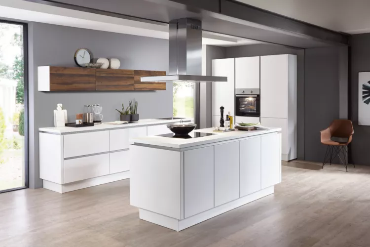 Grifflose Küchenkombination mit 3-teiliger Planung