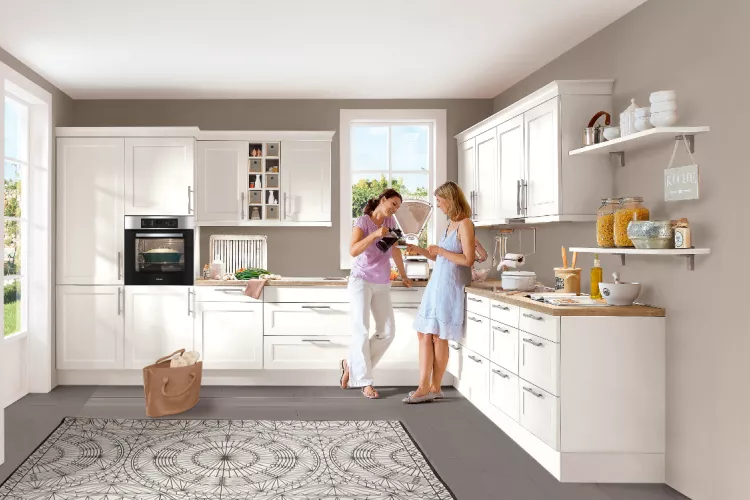 Landhaus-Küche in pflegeleichter Kunststoff-Oberfläche