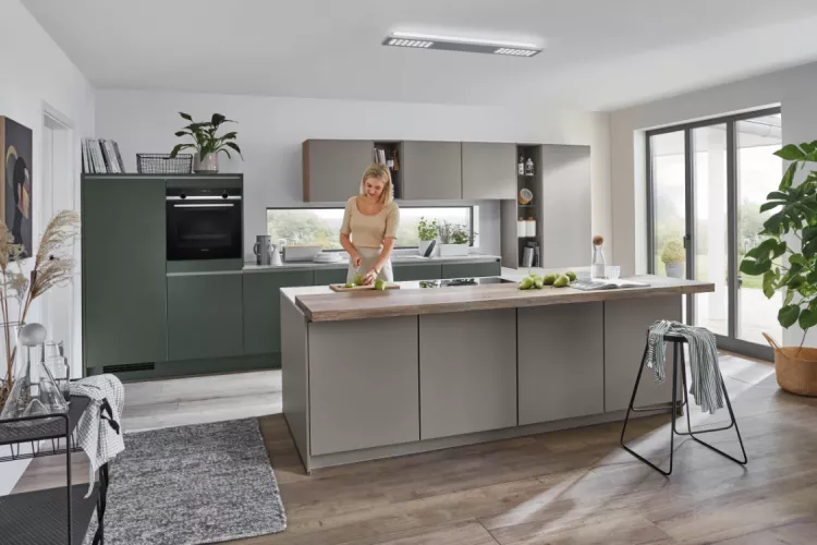 Atrium Trend mit Massivholzarbeitsplatte