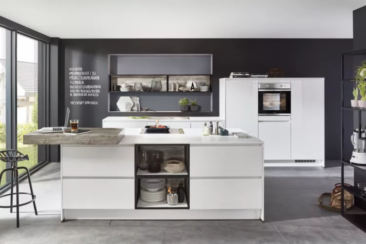 Einbauküche mit Demi-Element und einladender Insel