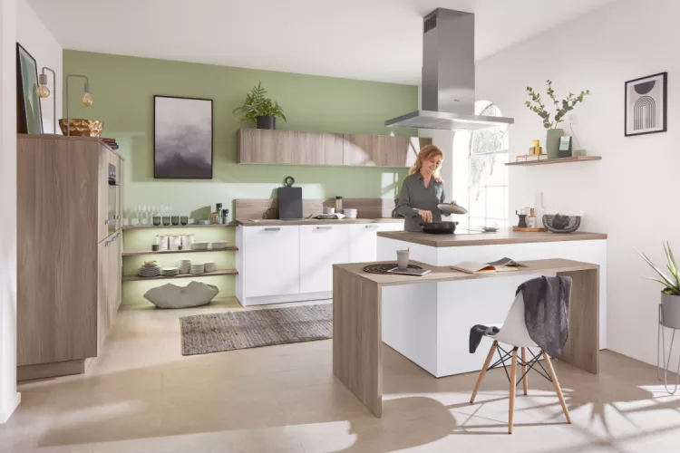 Hochaktuelle Küche mit Raumteiler-Funktion und Essplatzlösung