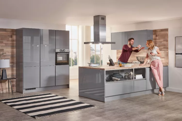 Grifflose Einbauküche mit Inselelement