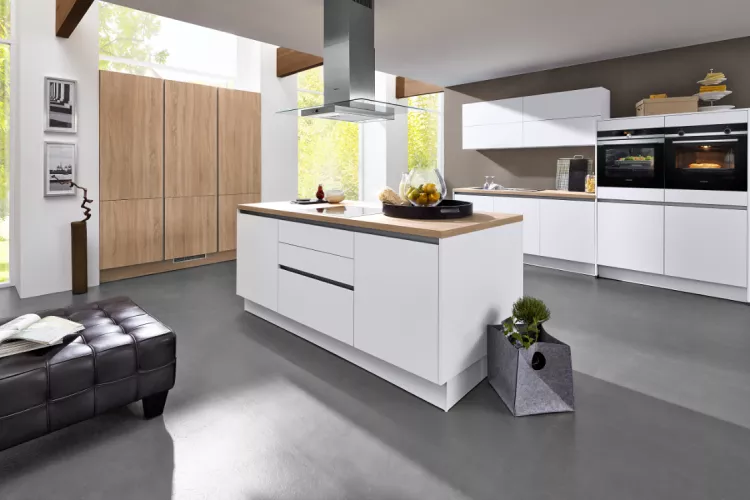 Grifflose Küche mit Kochinsel und weißen Fronten