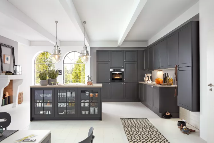 Moderne Landhaus-Küche mit Inselelement